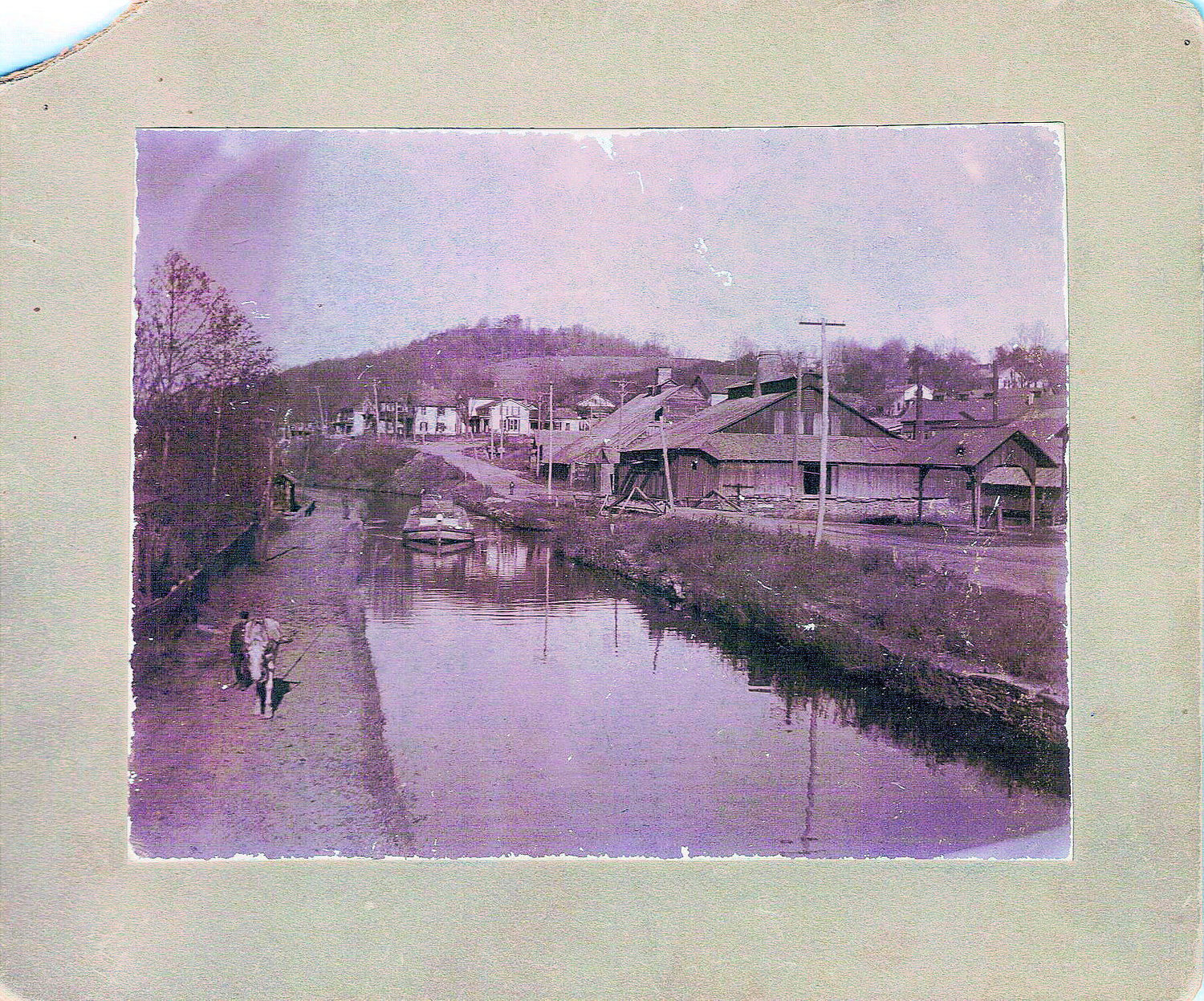A canal boat leaves Honesdale.